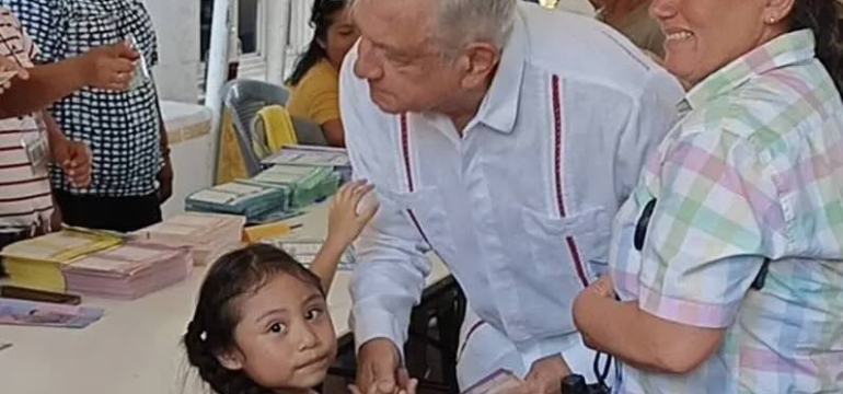 AMLO en la casilla