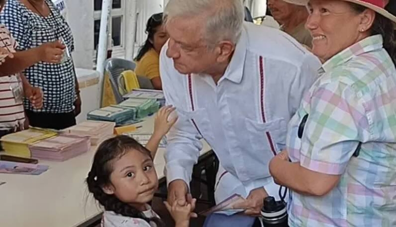 AMLO en la casilla