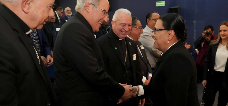 Rosa Icela secretaria de gobernacion con clerigos