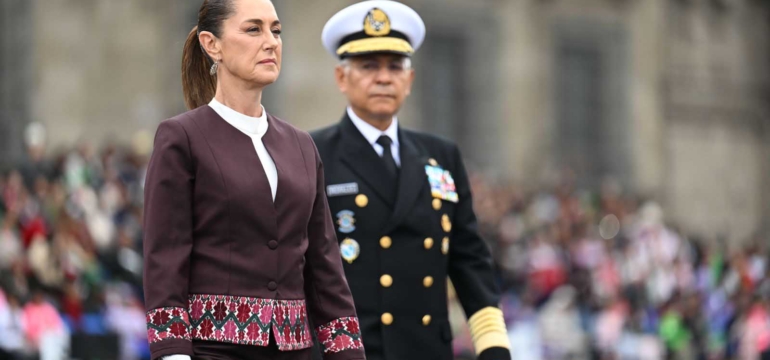 claudia sheinbam desfile