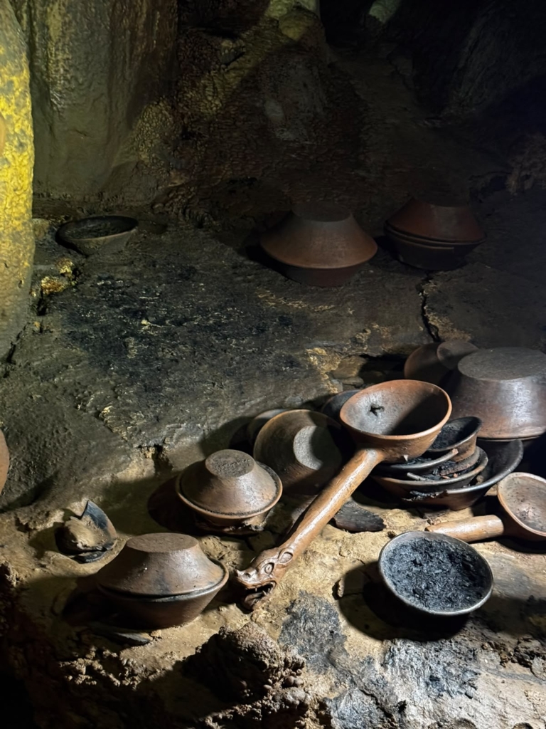 Denominada Mundo Zoque, esta formacion de m ás de 100 metros de largo, albergaba urnas, cajetes y sahumadores con figuras humanas y de animales. Foto Josuhé Lozada, INAH
