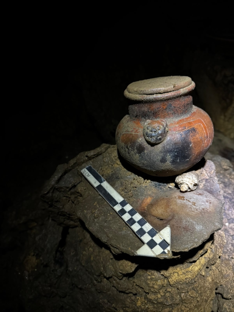 El INAH registra 179 piezas arqueológicas en una cueva de Cintalapa, Chiapas. Foto Josuhé Lozada, INAH