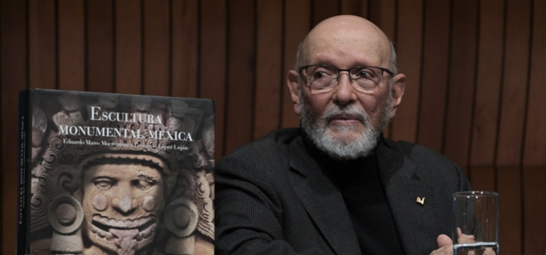 El arqueólogo Eduardo Matos Moctezuma hace un recorrido po r la escultura prehispanica. Foto Melitón Tapia, INAH
