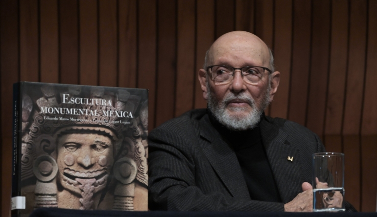 El arqueólogo Eduardo Matos Moctezuma hace un recorrido po r la escultura prehispanica. Foto Melitón Tapia, INAH